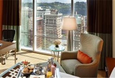 Imagine yourself on a business trip. Obviously you miss your family, but you also miss the early morning and evening walk with your dog. If you stay at the Fairmont hotel in Pittsburgh (US), the concierge can fix that. He we will call Edie, the dog that is employed by the Fairmont. 